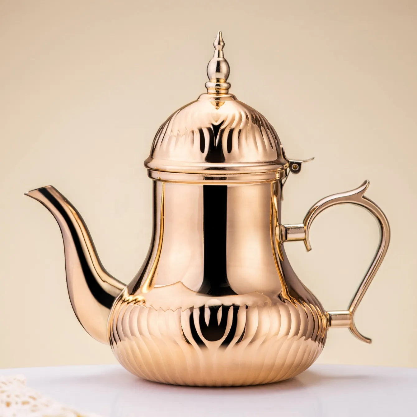 théière marocaine cuivrée de face 